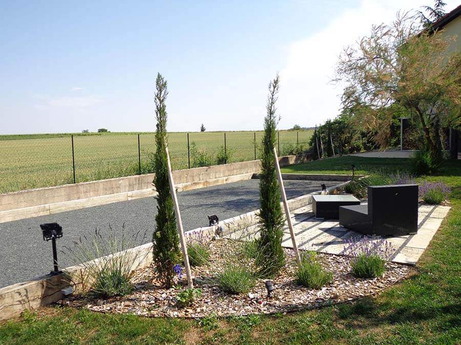 Une nouvelle pièce dans le jardin : un terrain de pétanque